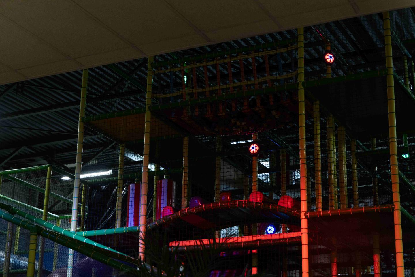 Indoor speelstructuur met interactieve JB-TAG lampen van JB Tag Solutions, strategisch geplaatst op verschillende hoogtes voor maximale speelbeleving