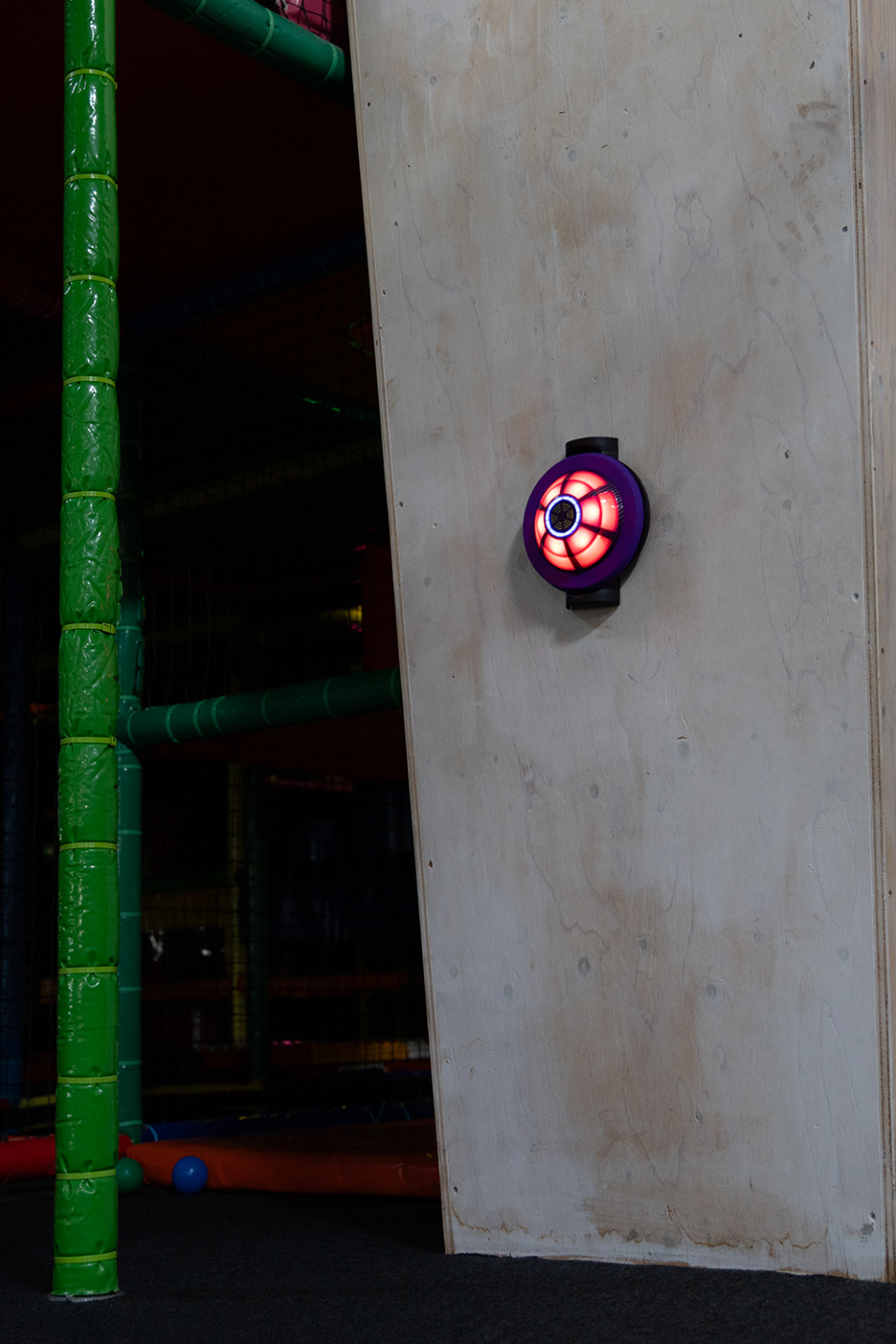 JB Tag Solutions Interactieve speel lamp bevestigd op de muur