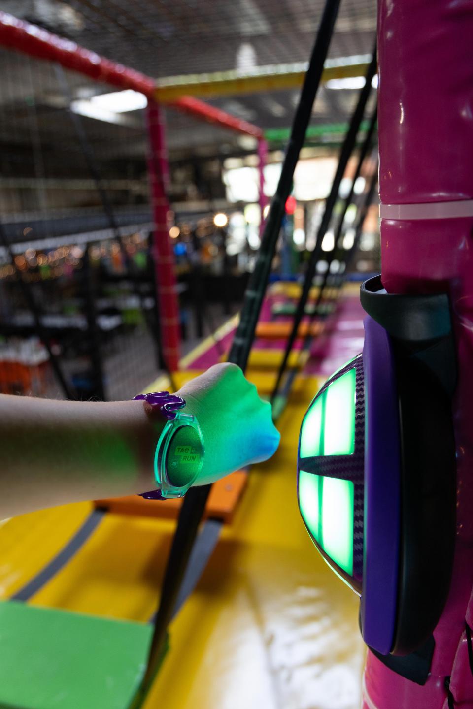 Tag met je interactieve bandje de speellampen en scoor een punt