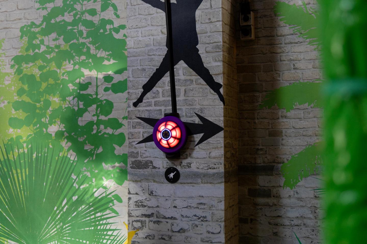 Tag interactieve speellamp op de muur gemonteerd