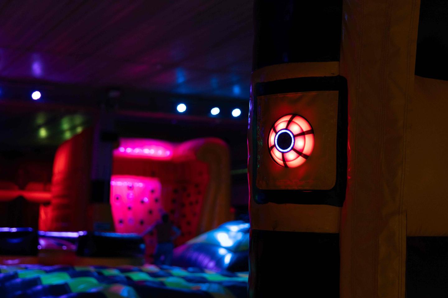 Oplichtende IPS-spot van JB TagSolutions in een kleurrijke indoor arena