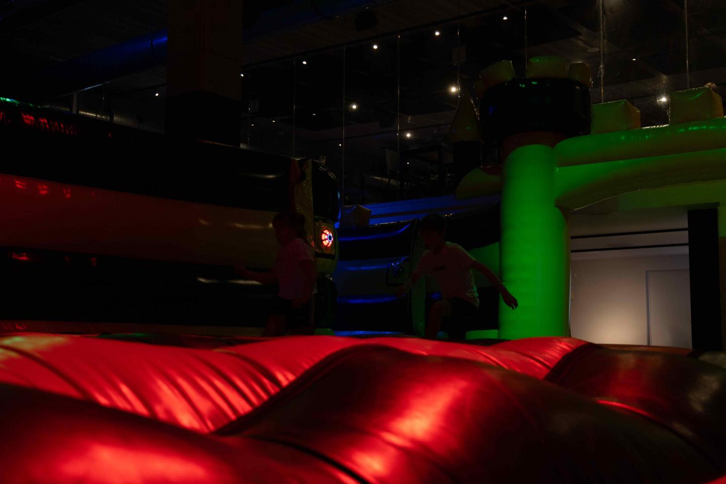 Spelende kinderen in een verlichte IPS-arena met IPS spots van JB TagSolutions