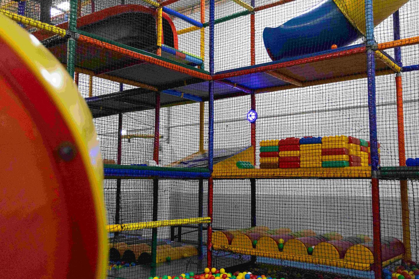 Interactieve JB-TAG lamp geactiveerd tijdens het spelmoment in een moderne indoor speeltuin