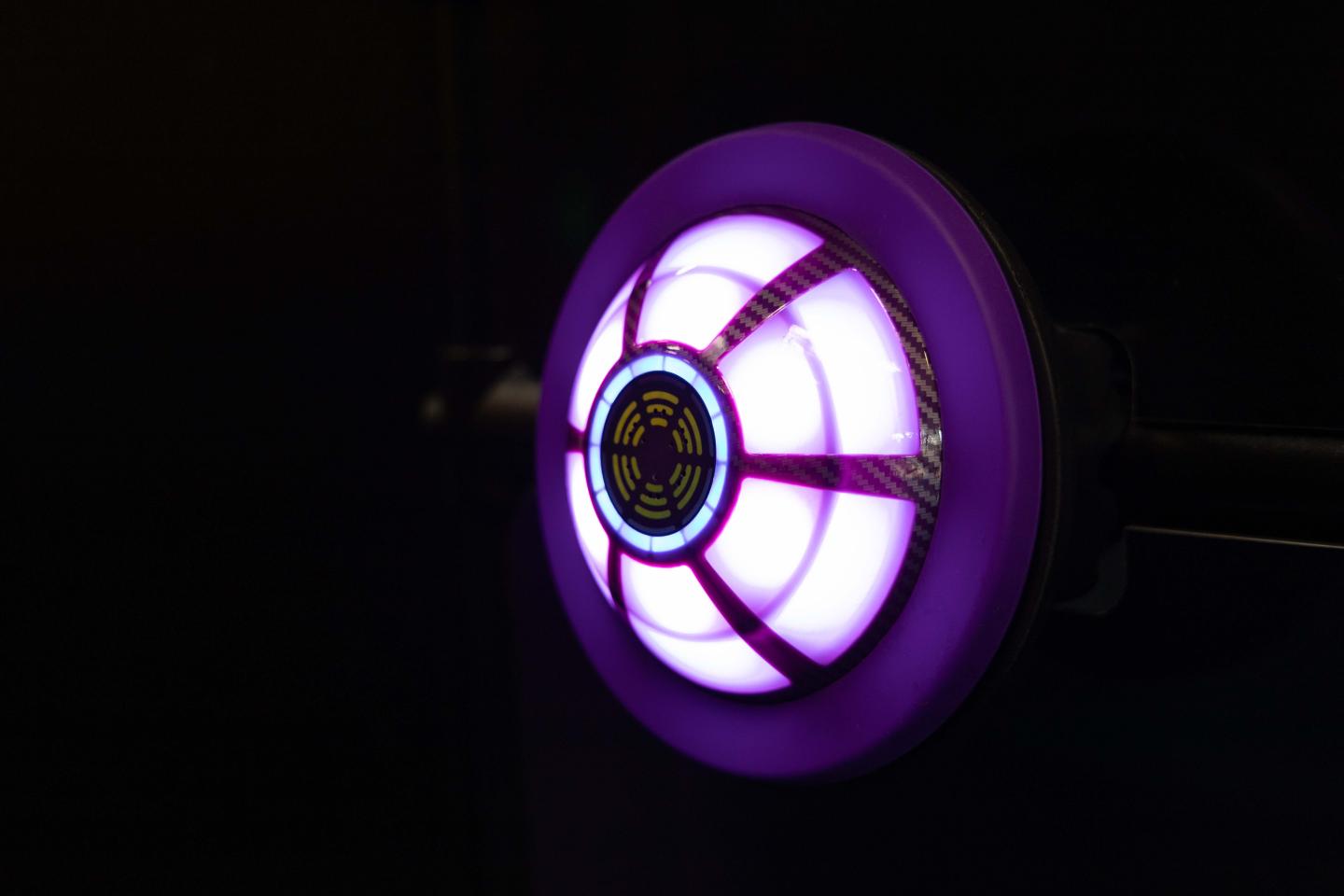 Close-up van een geactiveerde JB-TAG speellamp met ledverlichting, onderdeel van het interactieve speelsysteem van JB Tag Solutions