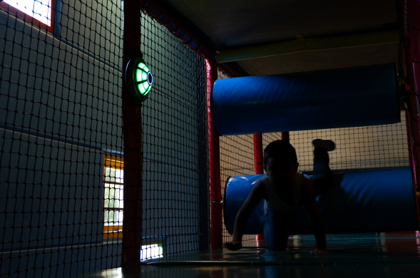 Interactief JB Tag spel in gebruik bij indoor speeltuin Ballorig Almere