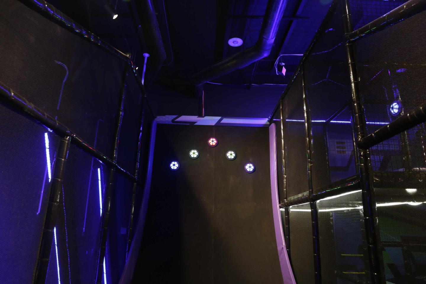 Indoor speelpark met netten en interactieve JB Tag Solutions spot met blauwe verlichting