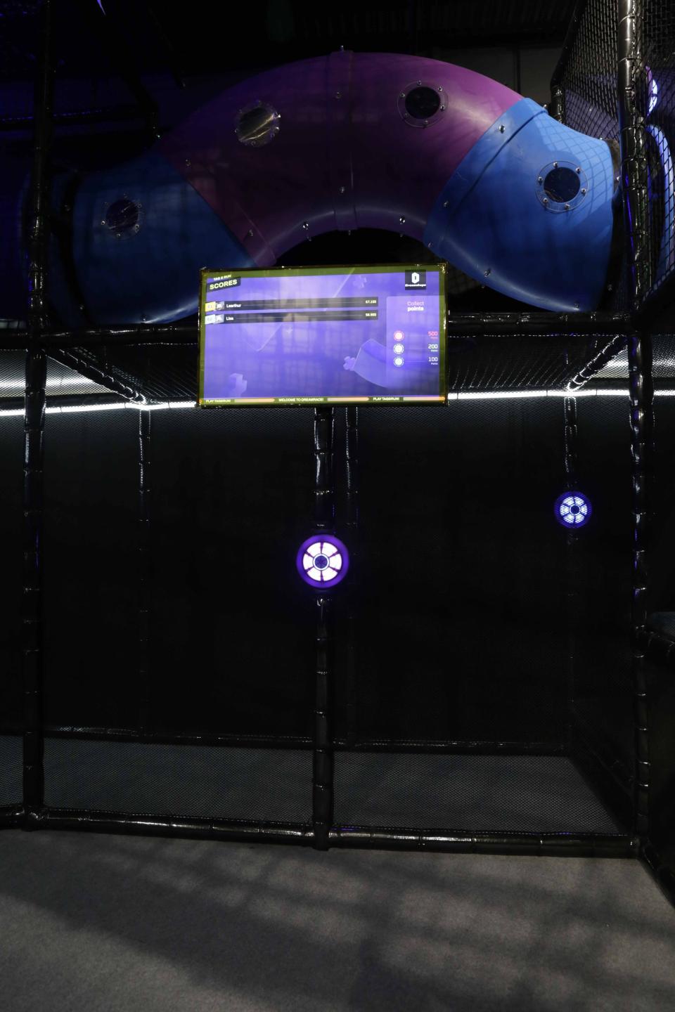 JB Tag Solutions interactieve spot in actie, gemonteerd in een indoor klimparcours.