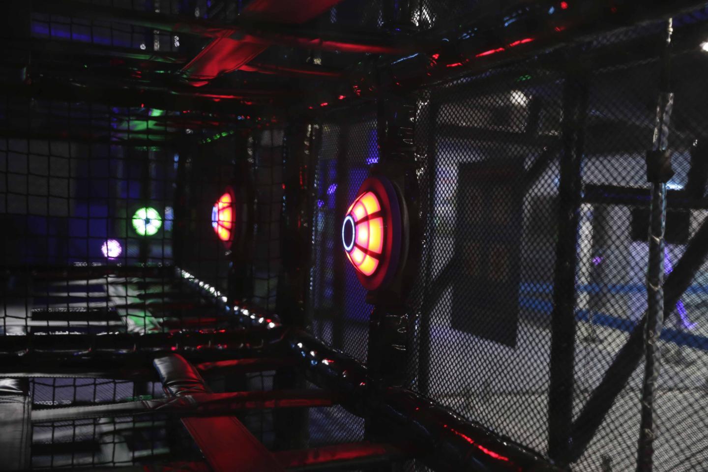 Modern indoor speelpark met JB Tag Solutions technologie en verlichte spots voor games