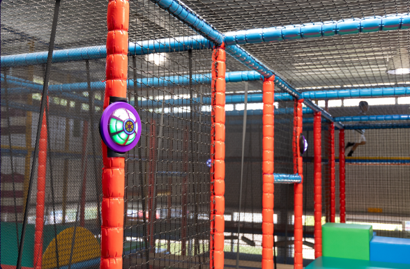Tag&Run interactief spel in een indoor speelstructuur met rode frames en zachte blokken. Bestel het Tag&Run systeem nu voor jouw bedrijf en zorg voor meer speelplezier!