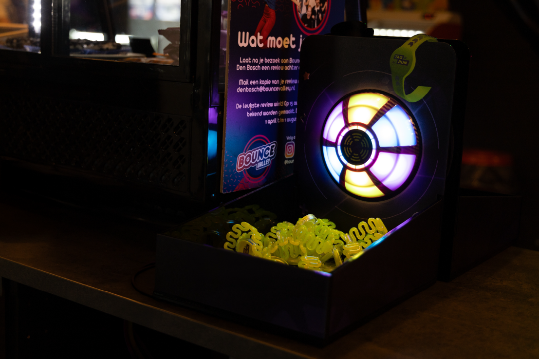 Verlicht display met JB Tag & Run armbanden in Bounce Valley Den Bosch. Breng jouw speelpark tot leven met interactieve technologie. Informeer naar de mogelijkheden!