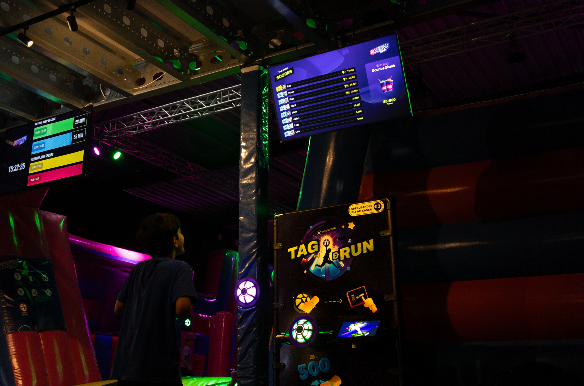 "Kind speelt JB Tag & Run met interactieve scoreborden zichtbaar. Verhoog het speelplezier in jouw attractie met JB Tag Solutions. 