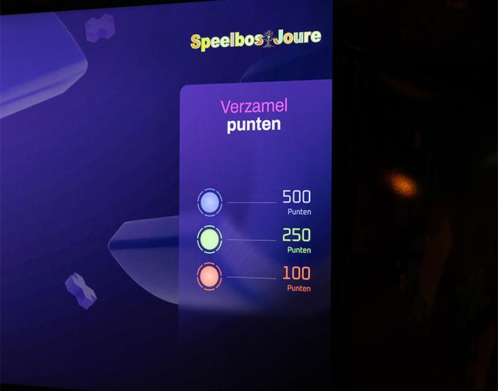 Scorescherm van het JB-TAG systeem bij Speelbos Joure met een puntentelling. Het toont hoeveel punten spelers verdienen door verschillende kleuren lampen te taggen