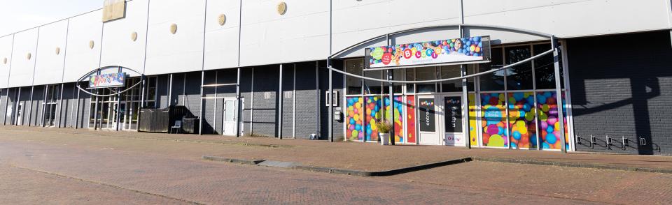 Ingang van Ballorig-speellocatie waar het JB-TAG systeem van JB Tag Solutions is geïnstalleerd voor interactief spelplezier.