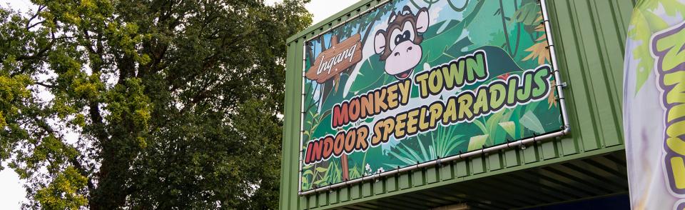 Buitengevel van Monkey Town Indoor Speelparadijs, een locatie waar het interactieve JB-TAG systeem van JB Tag Solutions wordt toegepast voor extra speelbeleving