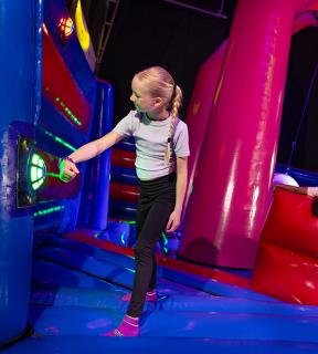 Spielendes Kind mit den interaktiven Spots von JB Tag Solutions.