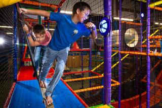 Spielendes Kind mit JB Tag Solutions und interaktiven Spots.